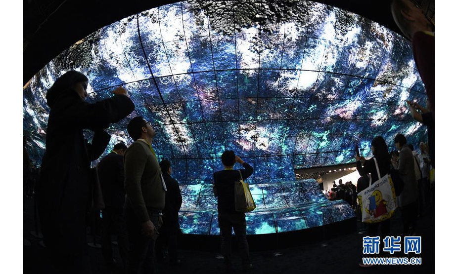 1月8日，LG公司的巨型曲面屏亮相美国拉斯维加斯消费电子展。新华社记者刘杰摄