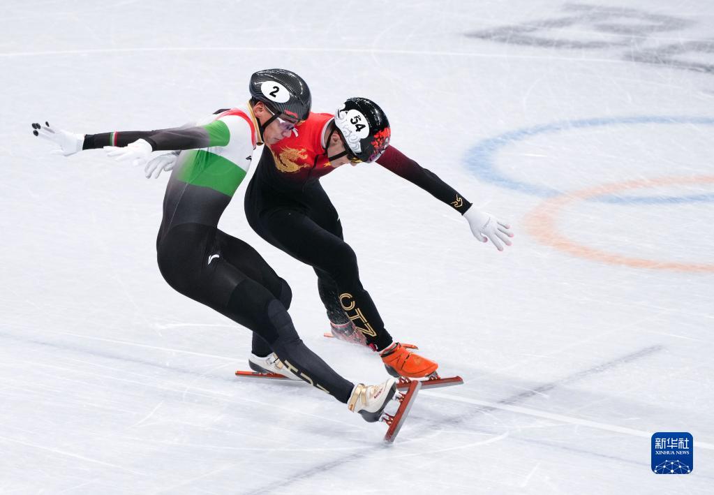 2月7日，中国选手任子威（右）与匈牙利选手刘少林在比赛中冲线。

　　当日，在首都体育馆举行的北京2022年冬奥会短道速滑项目男子1000米决赛中，中国选手任子威夺得冠军。

　　新华社记者 王毓国 摄