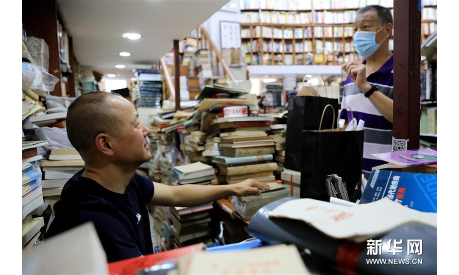 7月13日，一名读者（右）在向张强咨询。 新华社记者 方喆 摄