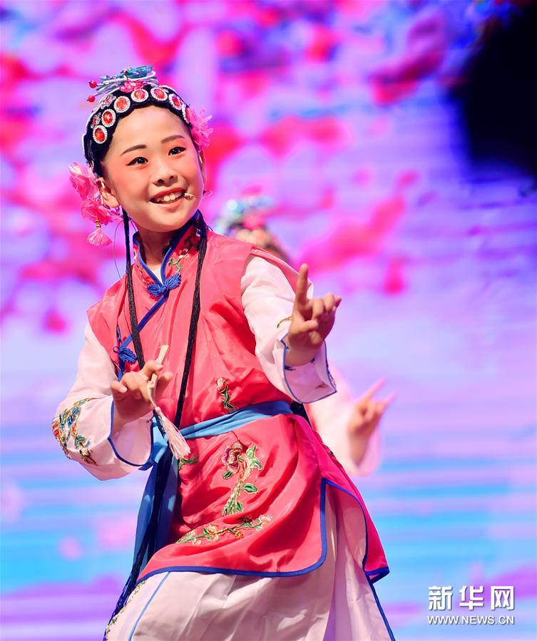 6月11日，在石家庄市青少年宫，裕华西路小学的学生表演传统戏曲选段《桃花村》。 新华社发（张晓峰 摄）