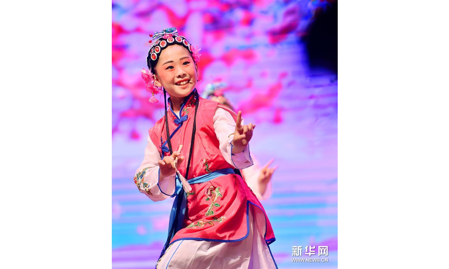 6月11日，在石家庄市青少年宫，裕华西路小学的学生表演传统戏曲选段《桃花村》。 新华社发（张晓峰 摄）