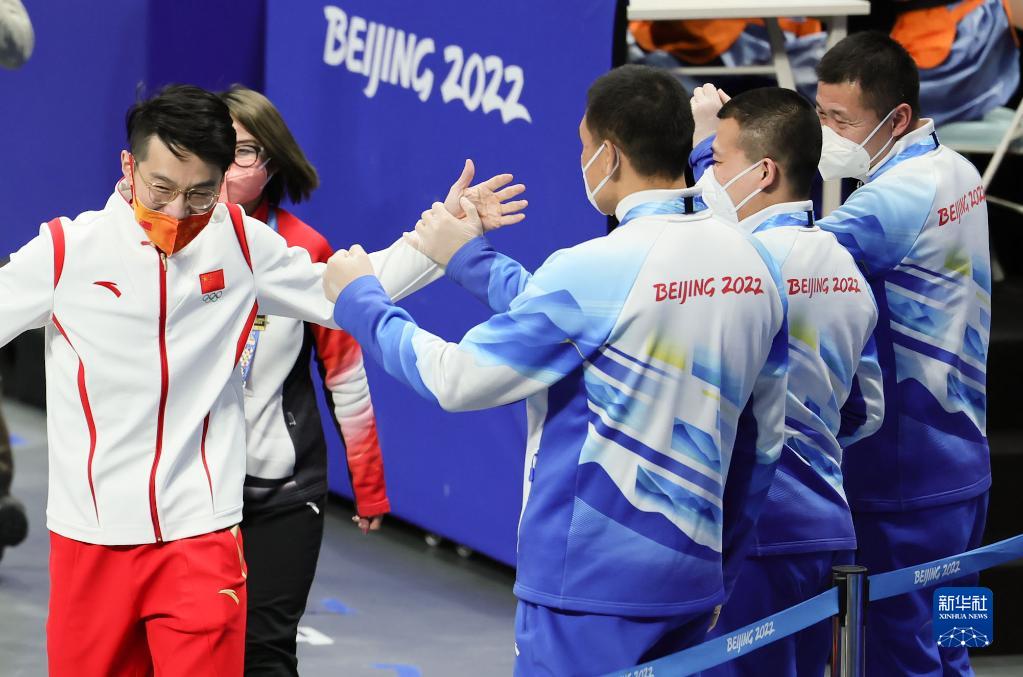 2月7日，任子威（左一）在比赛后与工作人员庆祝。

　　当日，在首都体育馆举行的北京2022年冬奥会短道速滑项目男子1000米决赛中，中国选手任子威夺得冠军。

　　新华社记者 兰红光 摄