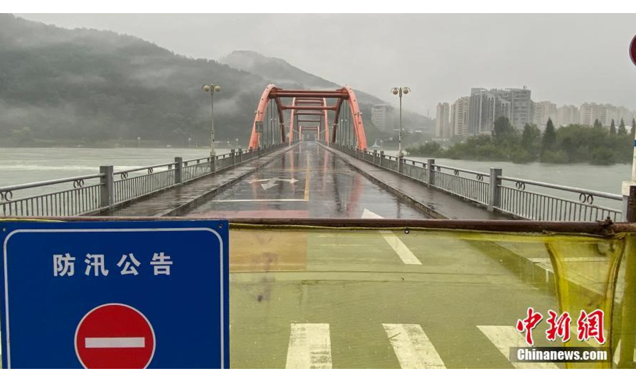 新安江上一座大桥因防汛封闭。中新社记者 王刚 摄
