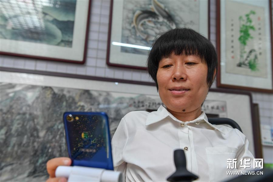 6月29日，华丽通过手机进行在线剪纸技艺授课。新华社记者 张楠 摄