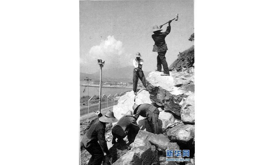 广东边防总队官兵移防深圳时，按照上级指示开山裂石建设深圳经济特区管理线（资料照片）。