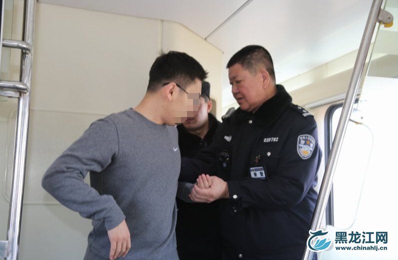 图为哈铁公安处哈尔滨乘警支队乘警在哈尔滨开往海口的列车上开展处置霸座警情实现演习。 石启立 摄