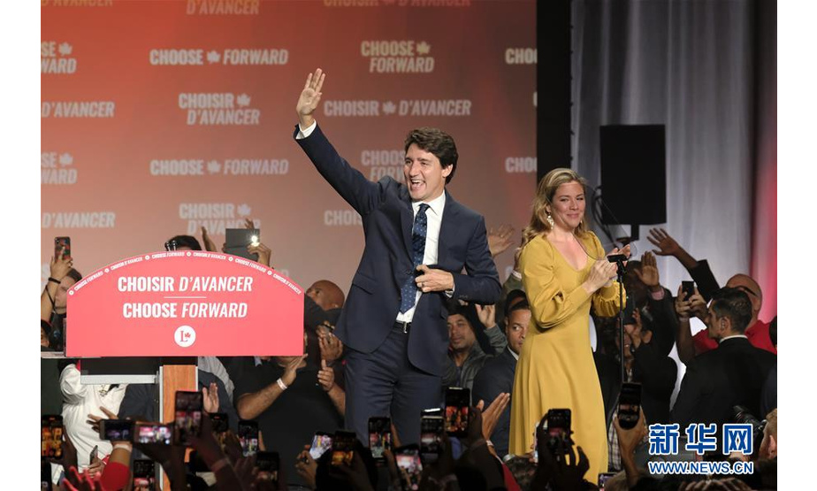 10月21日，在加拿大蒙特利尔，加拿大总理特鲁多和妻子索菲在自由党竞选总部参加活动。 加拿大选举委员会22日说，现任总理特鲁多领导的自由党在21日联邦众议院选举中再次击败保守党，特鲁多成功连任总理。 新华社发（拉菲·克尔德 摄）