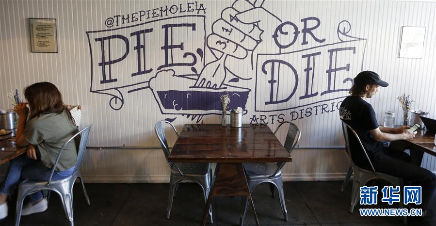 8月29日，顾客在美国洛杉矶一家派店用餐。 新华社记者李颖摄