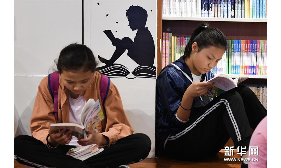 9月14日，读者在合肥市三孝口新华书店阅读。 新华社记者 张端 摄