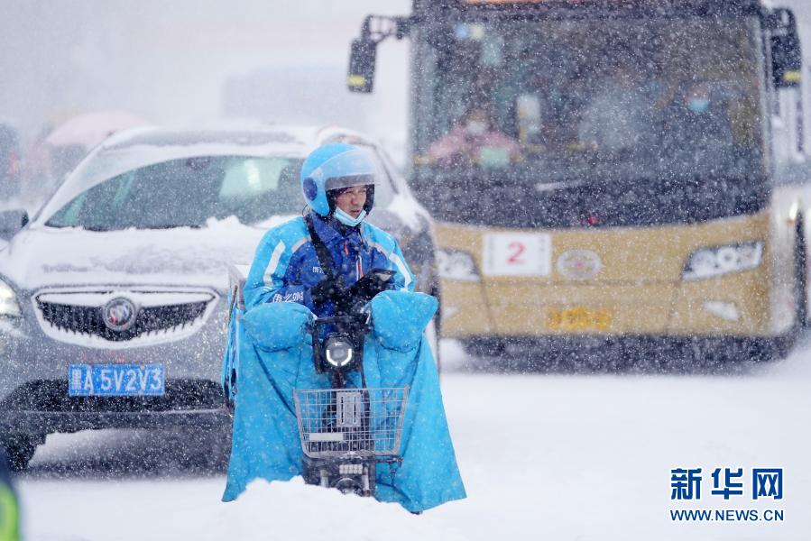 11月19日，在哈尔滨市中山路，送餐员在雪中骑车。

　　当日，黑龙江省多地遭遇暴雪天气。上午7时，黑龙江省气象局将气象灾害（暴雪）Ⅳ级应急响应提升为Ⅱ级。

　　新华社记者 王建威 摄