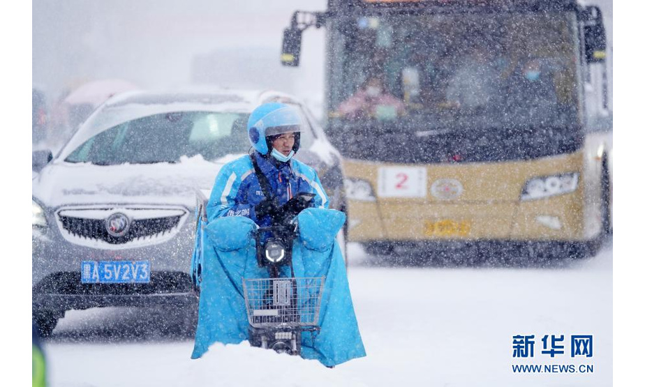 11月19日，在哈尔滨市中山路，送餐员在雪中骑车。

　　当日，黑龙江省多地遭遇暴雪天气。上午7时，黑龙江省气象局将气象灾害（暴雪）Ⅳ级应急响应提升为Ⅱ级。

　　新华社记者 王建威 摄