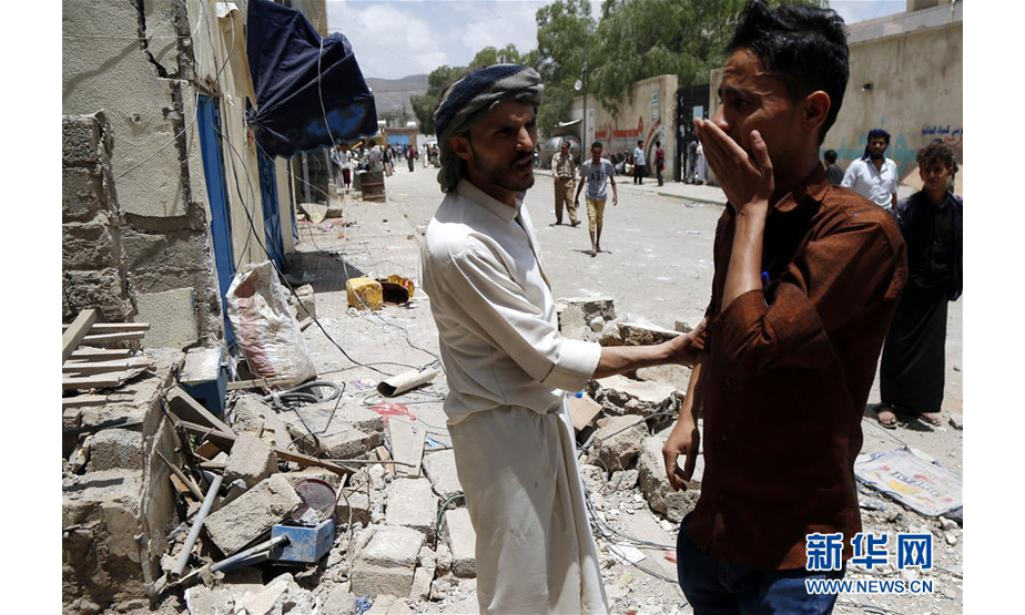 5月16日，在也门首都萨那，一名男子面对遭空袭的房屋流泪。 也门胡塞武装16日说，沙特阿拉伯领导的多国联军当天对也门首都萨那实施密集空袭，造成至少6名平民死亡。 新华社发（穆罕默德 摄）