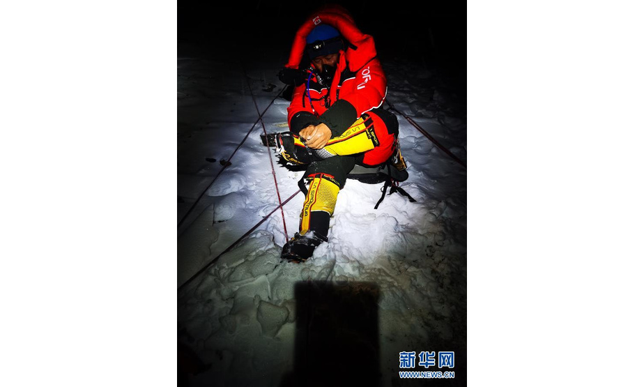 5月27日，2020珠峰高程测量登山队队员正在穿戴登山装备。 当日2时10分许，2020珠峰高程测量登山队8名队员陆续从海拔8300米的珠峰突击营地启程向顶峰进发。 新华社特约记者 扎西次仁 摄