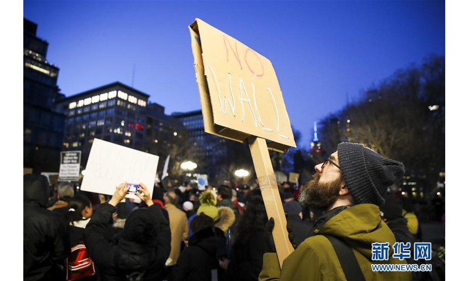 2月18日，抗议者在美国纽约举行的抗议活动上手举标语牌。新华社记者 王迎 摄