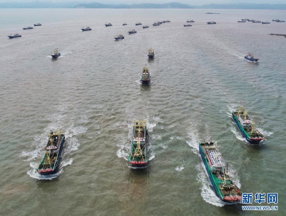 8月1日，浙江台州的渔船出海进行捕捞作业（无人机照片）。 当日中午12时，浙江沿海地区的部分渔船结束伏季休渔，驶出渔港，奔赴渔场。 新华社发（孙金标 摄）