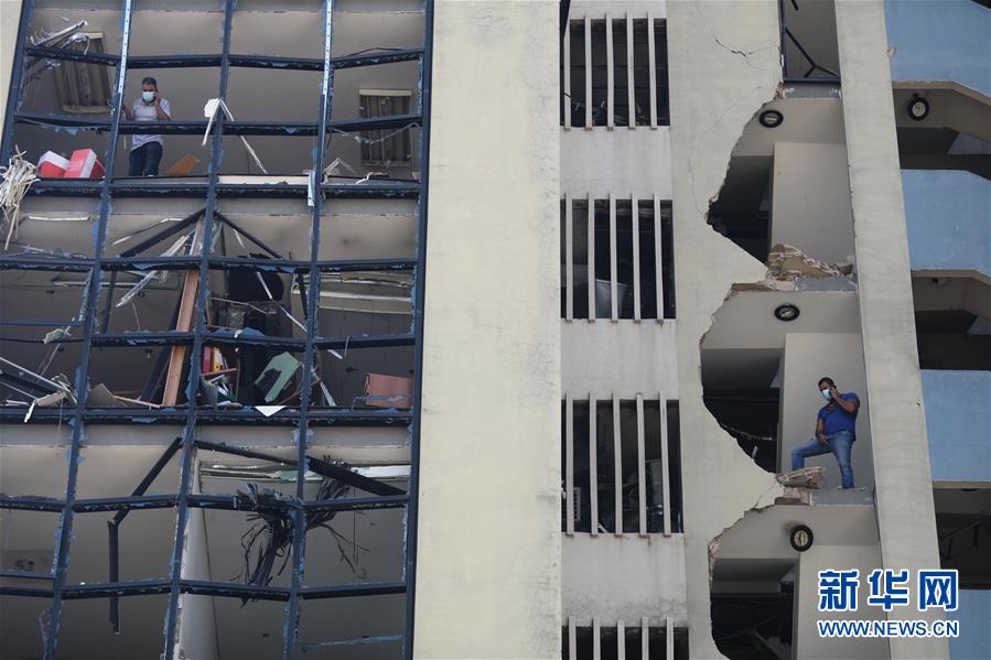 这是8月5日在黎巴嫩首都贝鲁特拍摄的爆炸过后的港口区景象。 黎巴嫩首都贝鲁特港口区4日傍晚发生剧烈爆炸。截至5日晨，爆炸已造成至少100人死亡，另有4000多人受伤。 新华社发（比拉尔·贾维希摄）