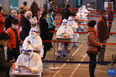 　　11月3日，在哈尔滨市香坊区一处核酸采集点，医护人员为居民进行信息登记。<br/><br/>　　为防止疫情进一步传播和扩散，哈尔滨市加紧全民核酸检测。截至目前，哈尔滨市部分地区已启动第三轮核酸检测。<br/><br/>　　新华社记者 张涛 摄