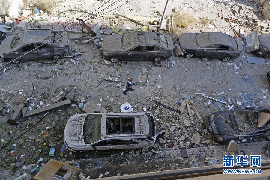 这是8月5日在黎巴嫩首都贝鲁特拍摄的爆炸过后的港口区景象。 黎巴嫩首都贝鲁特港口区4日傍晚发生剧烈爆炸。截至5日晨，爆炸已造成至少100人死亡，另有4000多人受伤。 新华社发（比拉尔·贾维希摄）