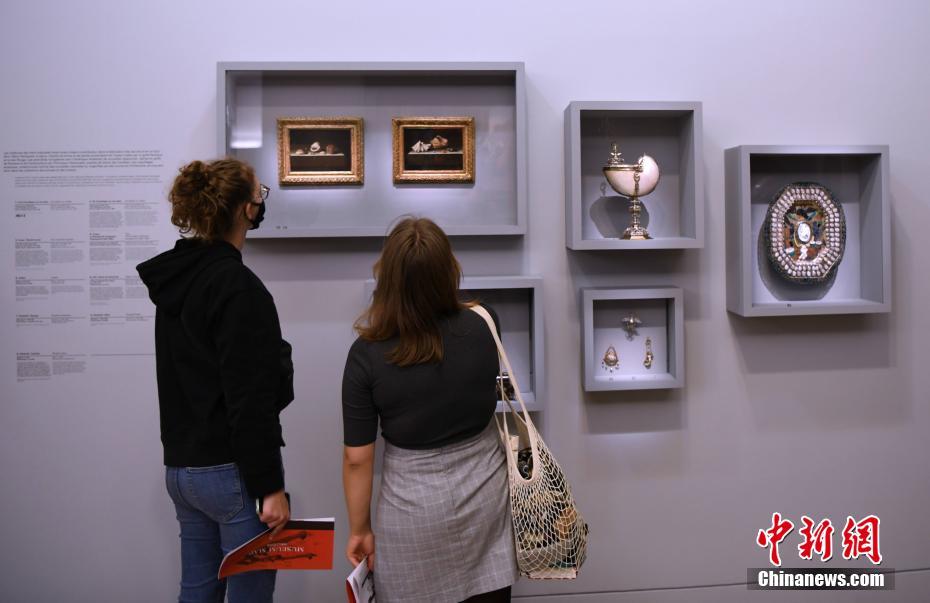 当地时间9月22日，法国卢浮宫时隔一年推出线下新特展，名为《远道而来》，展示各种与贸易和旅行相关的藏品，还特别介绍古丝绸之路等贸易路线。 中新社记者 李洋 摄