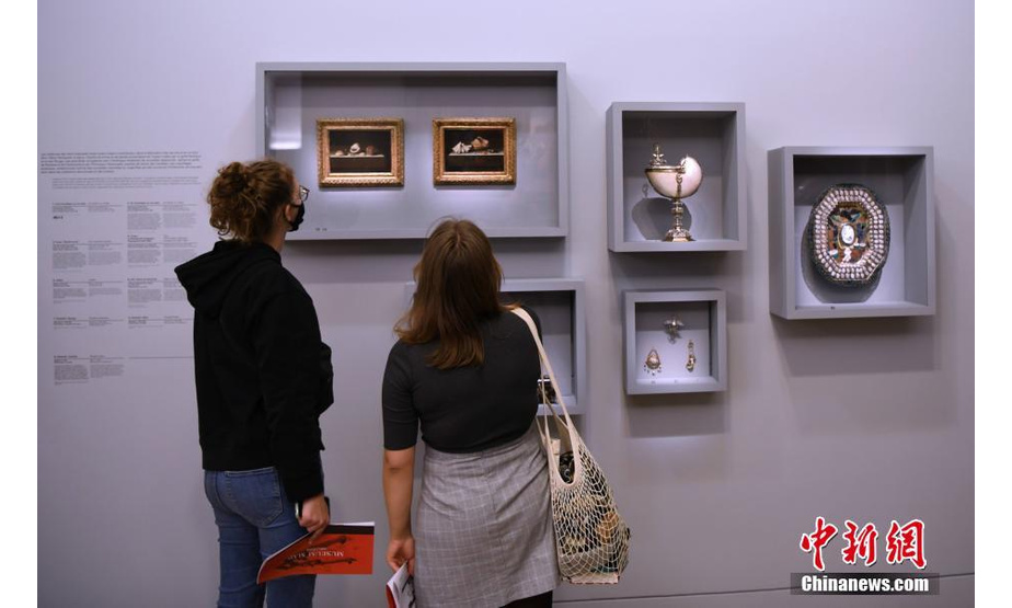 当地时间9月22日，法国卢浮宫时隔一年推出线下新特展，名为《远道而来》，展示各种与贸易和旅行相关的藏品，还特别介绍古丝绸之路等贸易路线。 中新社记者 李洋 摄