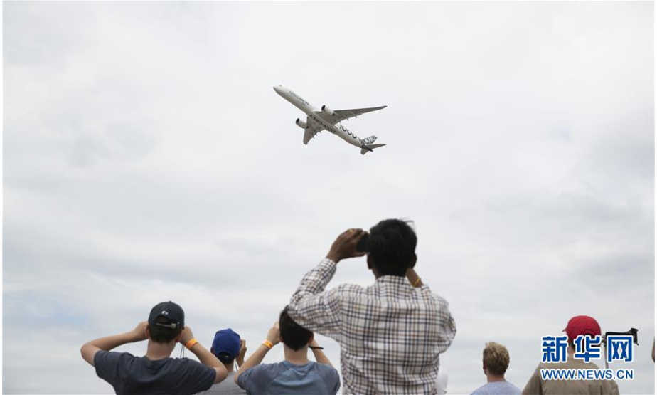 7月22日，一架空客A350-1000XWB客机在英国法恩伯勒航展上进行飞行展示。新华社记者韩岩摄