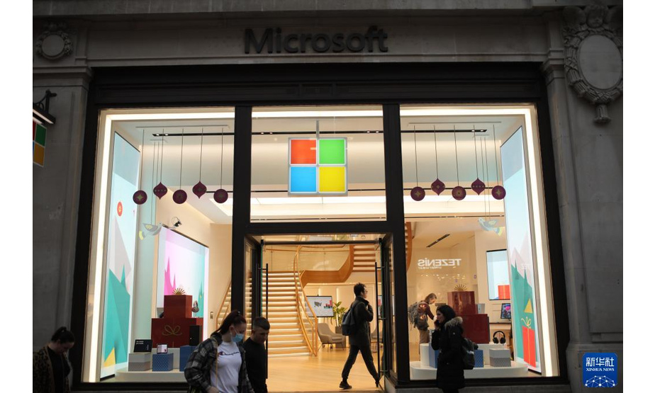 这是11月13日在英国伦敦拍摄的一家微软专卖店。

　　今年年初以来，全球半导体短缺现象日益突出。

　　新华社发（蒂姆·爱尔兰摄）