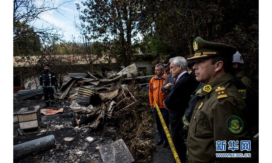 8月14日，在智利比奥比奥大区康塞普西翁省奇瓜扬特市，智利总统皮涅拉（右二）视察火灾现场。 新华社发（智利总统府供图）