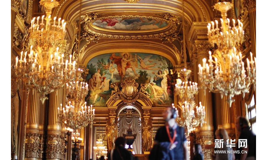 这是9月21日在法国巴黎拍摄的巴黎歌剧院内景。 法国于9月21日和22日迎来欧洲文化遗产日，众多博物馆、政府机构、私人建筑等名胜古迹向游客敞开大门。欧洲文化遗产日活动起源于法国，目的是为了让更多人了解、热爱进而保护人类历史文化遗产，已成为欧洲一项重要文化活动。 新华社记者 高静 摄