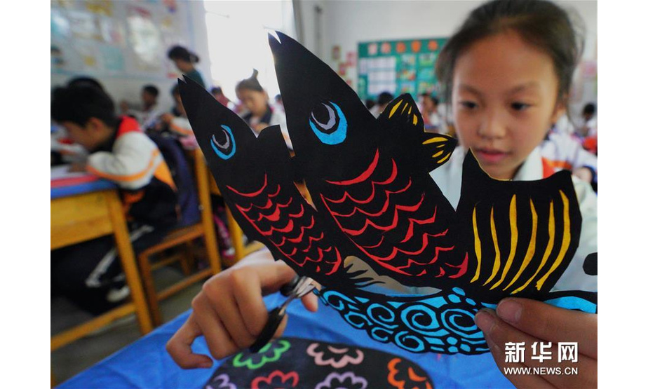 9月25日，唐山市路北区韩城镇中门庄小学的学生在练习剪纸技艺。 新华社记者 杨世尧 摄