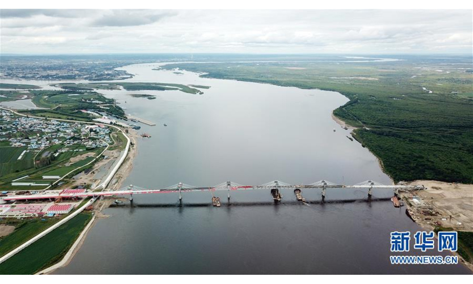 正在进行桥面铺装施工作业的黑河到布拉戈维申斯克黑龙江（阿穆尔河）大桥（8月19日无人机拍摄）。

　　目前，中俄合建的首座跨境公路大桥——黑河到布拉戈维申斯克黑龙江（阿穆尔河）大桥进入桥面铺装施工作业阶段。大桥于今年5月31日顺利合龙，目前中方每天有约200名工人进行混凝土浇铸桥面作业，预计桥面施工将持续到9月上旬。大桥全长1284米，建成后将形成一条新的国际公路通道，实现中俄地方城市之间互联互通。

　　新华社记者 王建威 摄