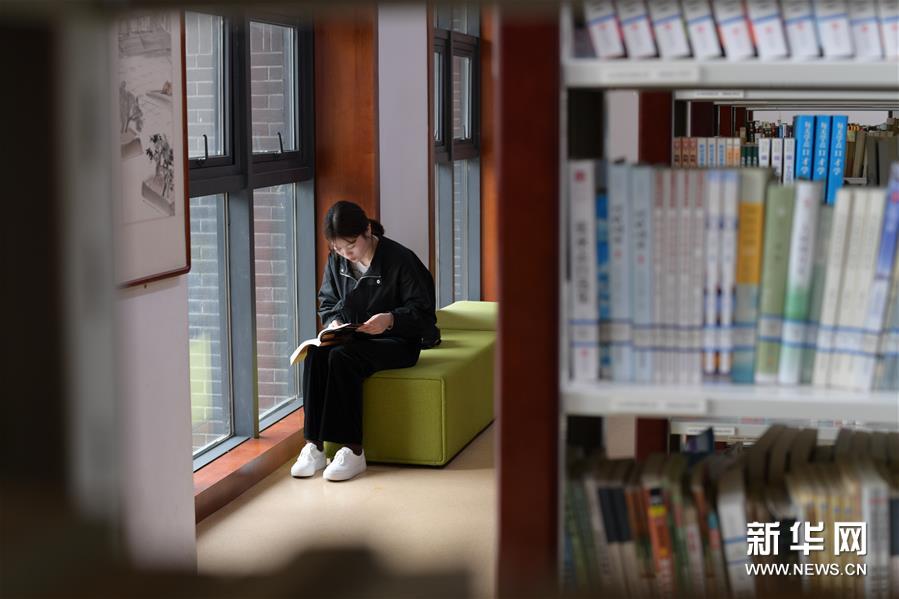 10月13日，读者在贵州省遵义市播州区图书馆内阅读。为满足群众日益增长的精神文化需求，贵州省遵义市播州区投入3000万元在城市中心的南白公园修建了播州区新图书馆。新馆于2016年10月开馆，馆内开设了期刊阅览室、视障读者阅览室、电子阅览室、地方文献室等服务窗口及体验区，启用了多种智能化管理设备。截至目前，该图书馆已接待读者64万余人次。新华社记者 杨楹 摄