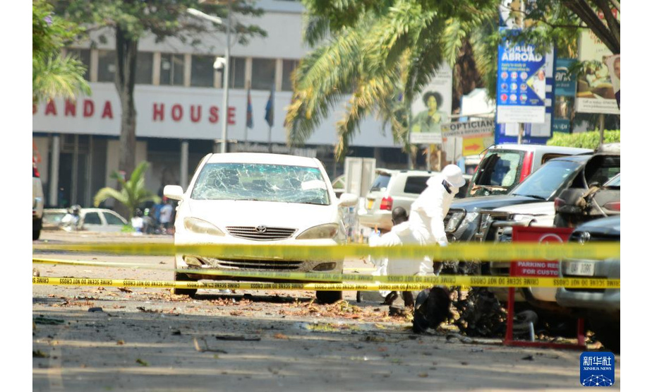 这是11月17日在乌干达坎帕拉拍摄的爆炸袭击发生地。

　　乌干达首都坎帕拉市中心16日发生两起爆炸袭击，导致包括3名自杀式袭击者在内的6人死亡，数十人受伤。极端组织“伊斯兰国”宣称制造了爆炸事件。

　　新华社发（哈贾拉摄）