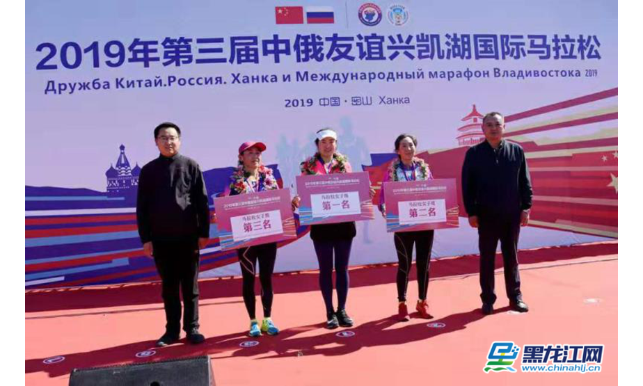 女子组获奖选手上台领奖。