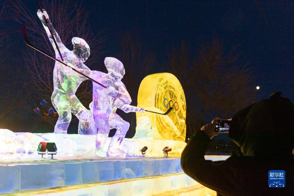 1月17日，市民在哈尔滨市友谊西路与丽江路街口附近的冰雪景观前拍照。新华社记者 谢剑飞 摄
