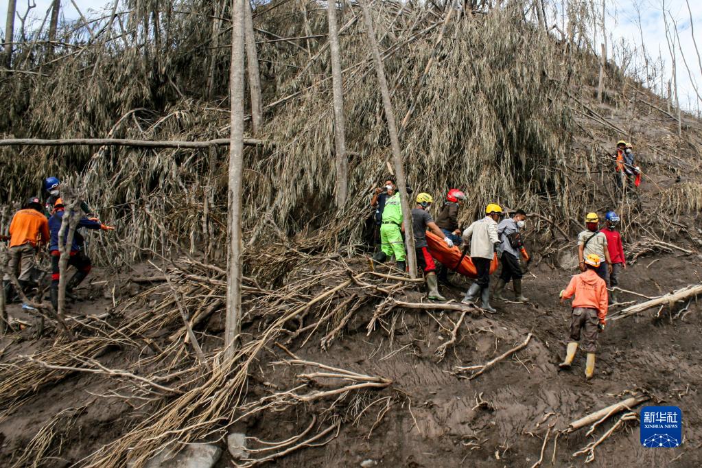 12月7日，在印度尼西亚东爪哇省卢马姜，救援人员转移遇难者遗体。

　　印度尼西亚国家抗灾署6日说，印尼东爪哇省塞梅鲁火山喷发造成的死亡人数已升至22人。

　　新华社发（库尔尼亚万摄）