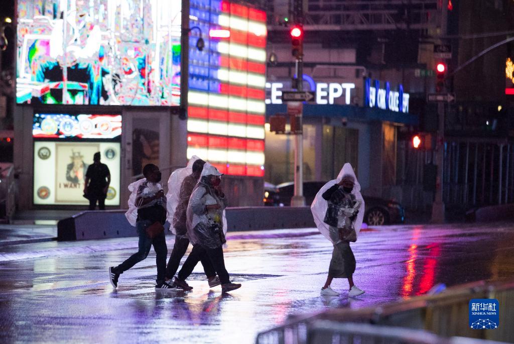 9月2日，人们冒雨走在美国纽约时报广场上。

　　受飓风“艾达”影响，暴雨1日晚开始袭击纽约市及周边地区，并引发洪涝灾害。纽约州州长凯茜·霍楚尔于2日凌晨宣布该州进入紧急状态。

　　新华社记者 王迎 摄