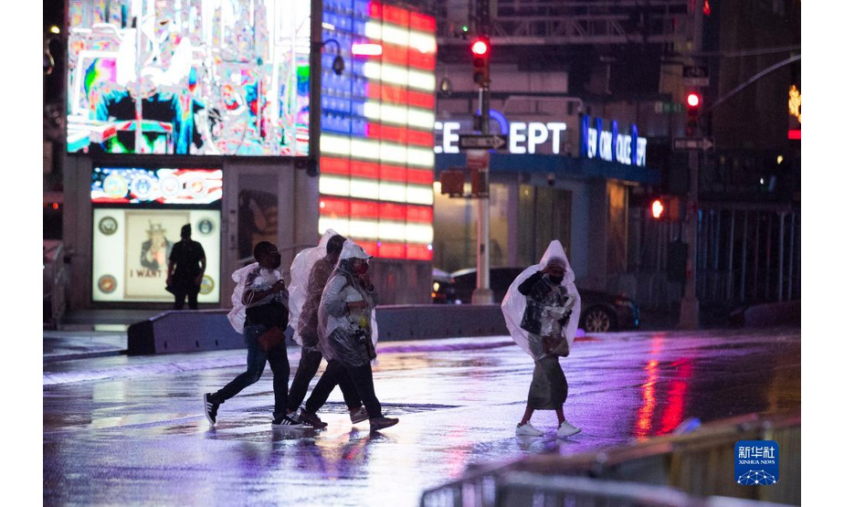 9月2日，人们冒雨走在美国纽约时报广场上。

　　受飓风“艾达”影响，暴雨1日晚开始袭击纽约市及周边地区，并引发洪涝灾害。纽约州州长凯茜·霍楚尔于2日凌晨宣布该州进入紧急状态。

　　新华社记者 王迎 摄