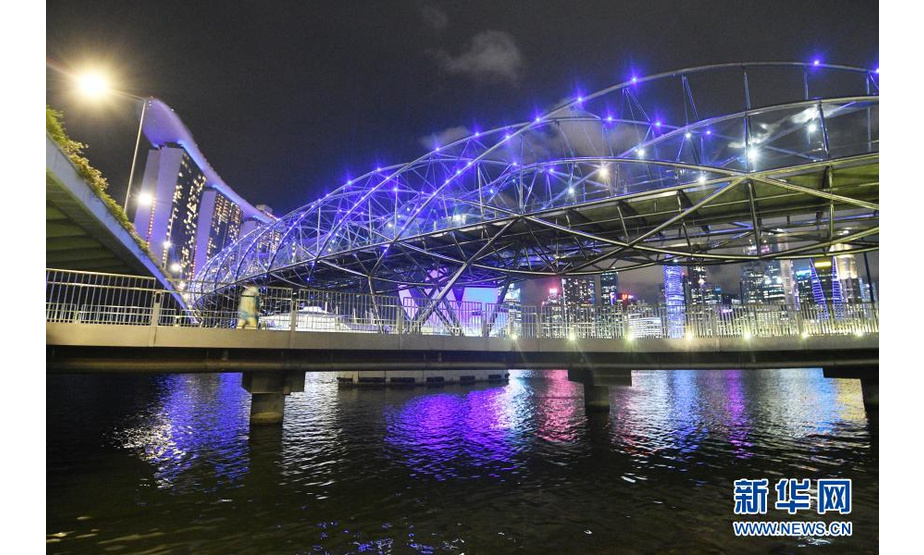 这是3月22日在新加坡拍摄的亮起蓝色灯光的桥梁。

　　新加坡的多处建筑于3月22日亮起蓝色灯光，以纪念世界水日。

　　新华社发 （邓智炜摄）