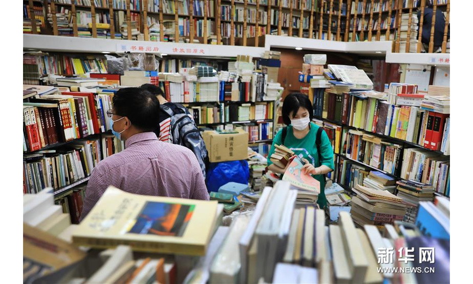 7月13日，读者在复旦旧书店内挑选书籍。 新华社记者 方喆 摄