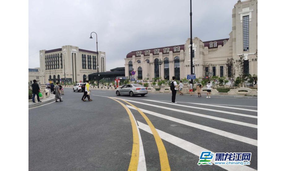 8月4日15时许，在哈尔滨市火车站南广场前，虽然有关部门已经在马路上设置了多处警示牌，提示来往行人走地下通道过街，但是仍有行人穿越马路踩踏绿地过街，不仅破坏了绿地也很容易发生危险。（记者 白林鹤 石启立）