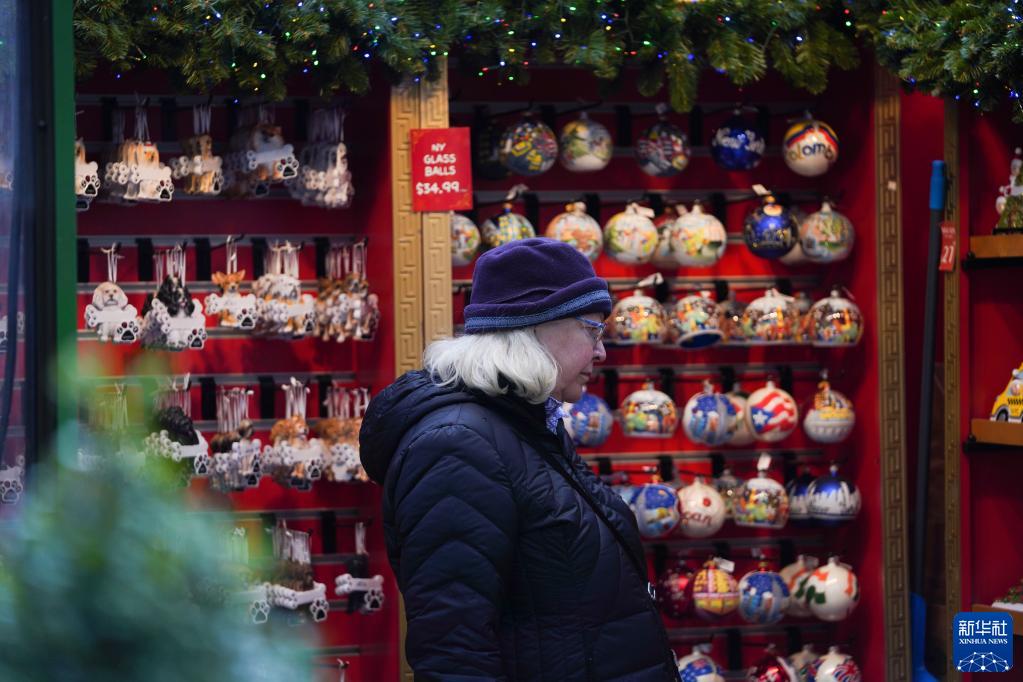 12月7日，人们在美国纽约的一处节日市场选购商品。

　　美国全国商业经济协会6日发布的经济学家调查显示，受需求强劲、薪资上涨、供应链瓶颈等诸多因素影响，美国高通胀将至少持续到2023年。

　　新华社记者 王迎 摄