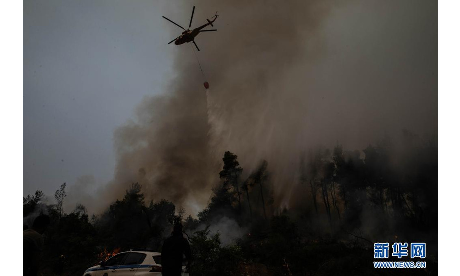 8月5日，一架消防直升机在希腊埃维亚岛的山火现场灭火。

　　希腊总理基里亚科斯·米佐塔基斯5日表示，在经历多日极端高温天气后，希腊正在应对多起山火，形势“极其危急”。

　　新华社发（莱夫泰里斯·帕特萨利斯摄）