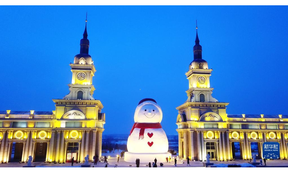 这是1月9日拍摄的哈尔滨松花江畔的巨型雪人（无人机照片）。

　　近日，一个巨型雪人亮相冰城哈尔滨松花江畔，吸引市民游客前来打卡拍照。戴着红帽子、红围脖，嘴角上扬的巨型雪人高约18米，宽约13米，用雪量2000余立方米。

　　新华社记者 王建威 摄