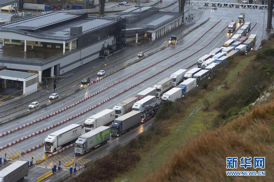 2月1日，在英国东南部城市多佛，车辆驶入多佛港，准备搭乘渡轮驶向欧洲大陆。多佛是英国距离欧洲大陆最近的港口城市。新华社发（雷伊·唐摄）