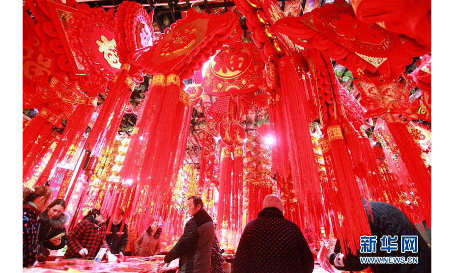 1月14日，市民在江苏扬州曲江商品城内选购春节饰品。

　　新春佳节临近，各地的年货市场一片红火，人们纷纷采购大红的饰品为家里增添浓浓年味儿。

　　新华社发（孟德龙 摄）