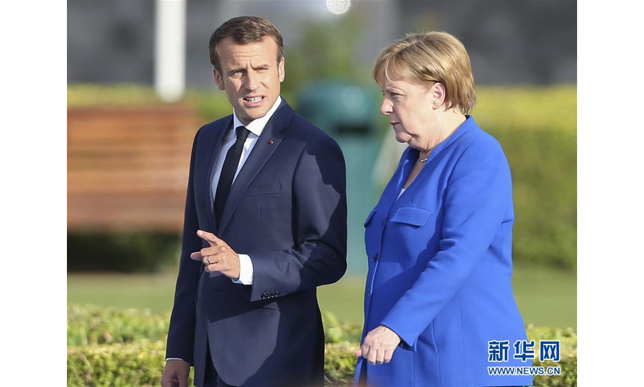 7月11日，在比利时布鲁塞尔，德国总理默克尔（右）与法国总统马克龙交谈。新华社记者叶平凡 摄