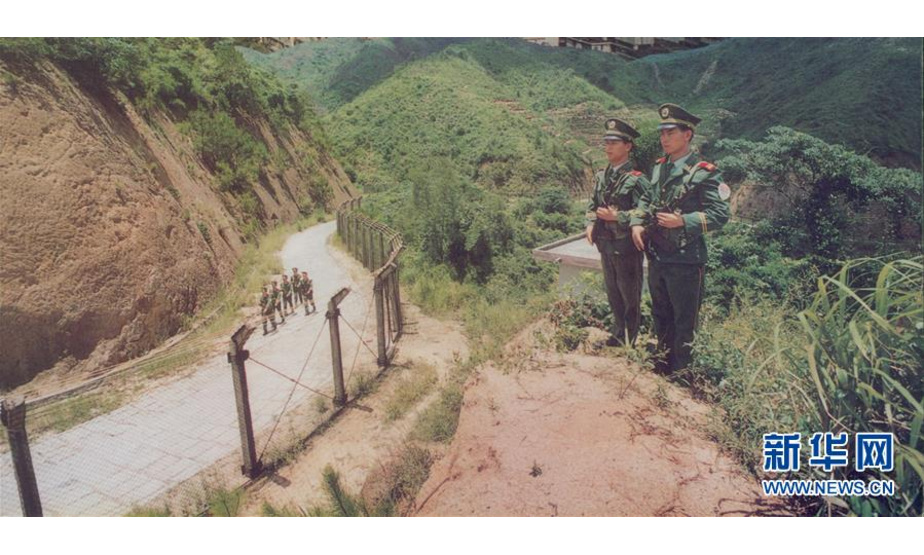 20世纪90年代，广东边防总队官兵在深圳经济特区管理线哨位上站哨（资料照片）。