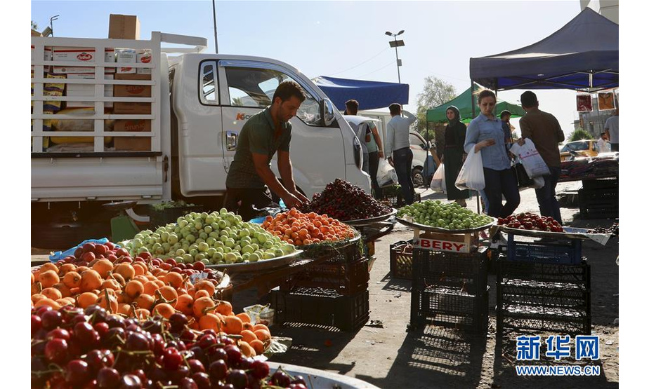 5月17日，人们在伊拉克巴格达的一家市场购买食物。当日，伊拉克开始进入斋月。 新华社发（哈利勒·达伍德 摄）