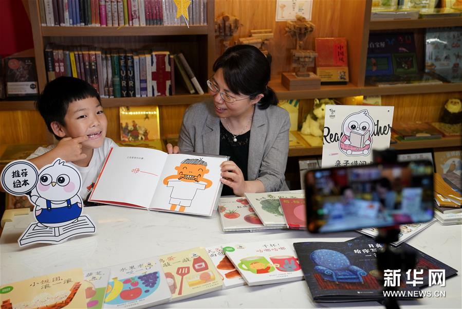 6月1日，在上海思南书局复兴中路店，7岁的小读者果果在分享自己喜欢的关于换牙的绘本。新华社记者 刘颖 摄