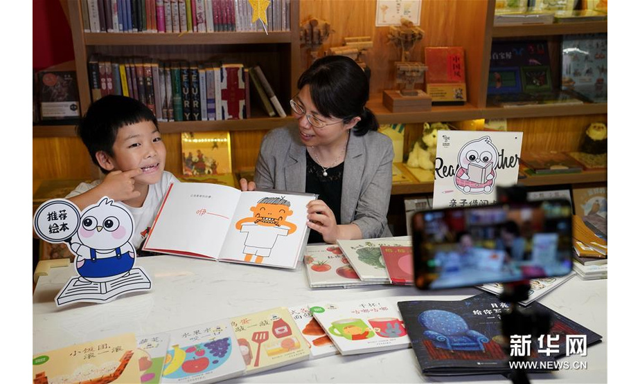6月1日，在上海思南书局复兴中路店，7岁的小读者果果在分享自己喜欢的关于换牙的绘本。新华社记者 刘颖 摄